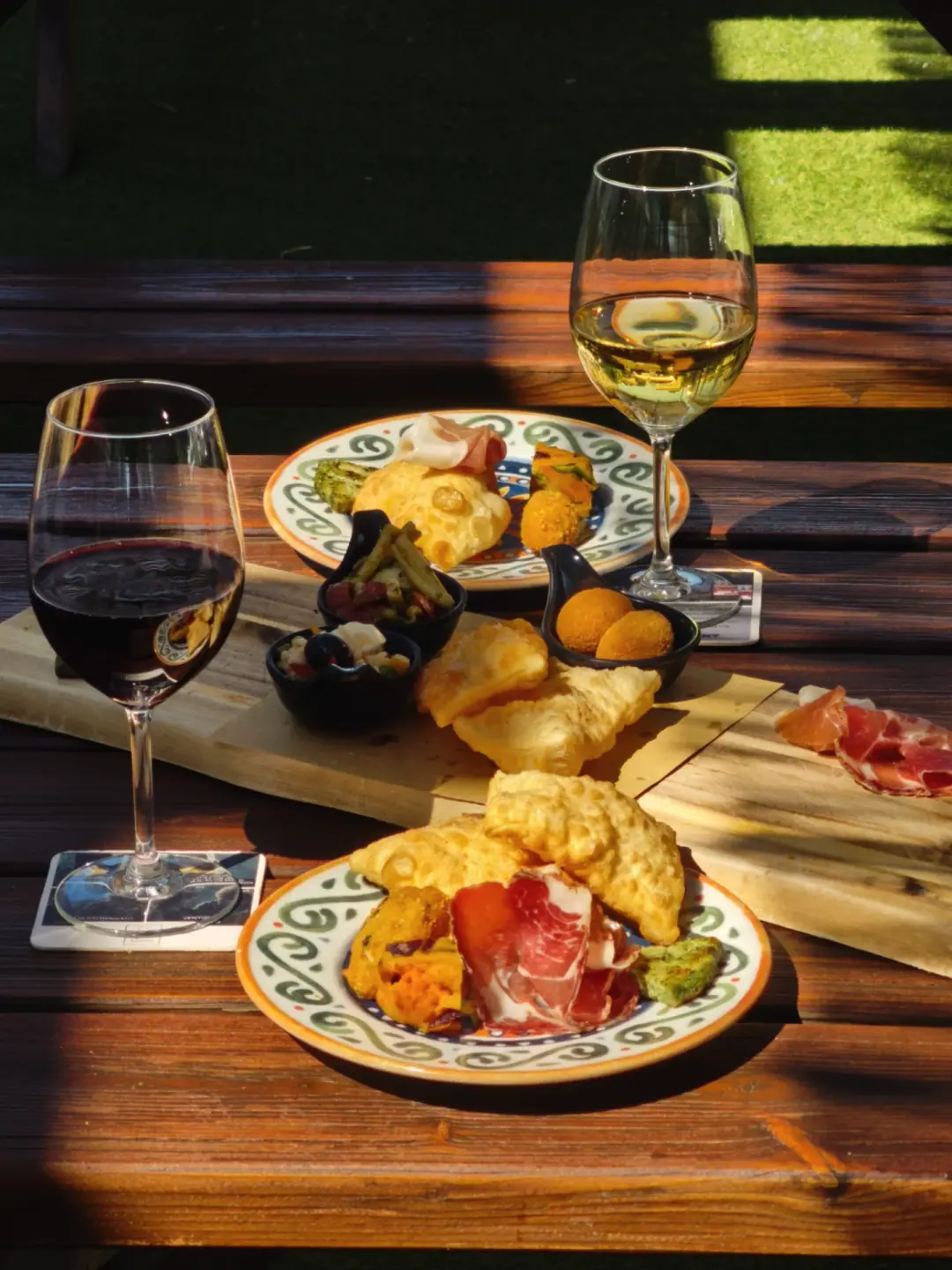Tavola con salumi, preparazioni e vino
