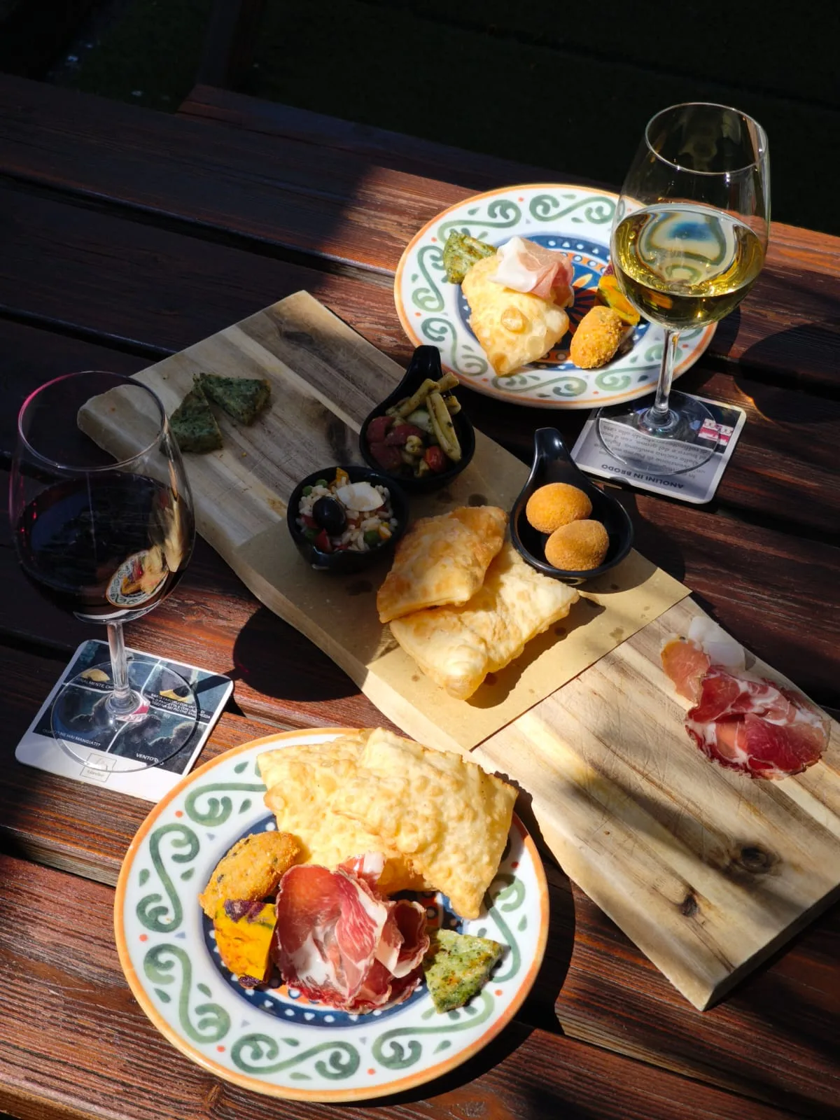 Calici e piatti da condividere durante l’aperitivo KZero