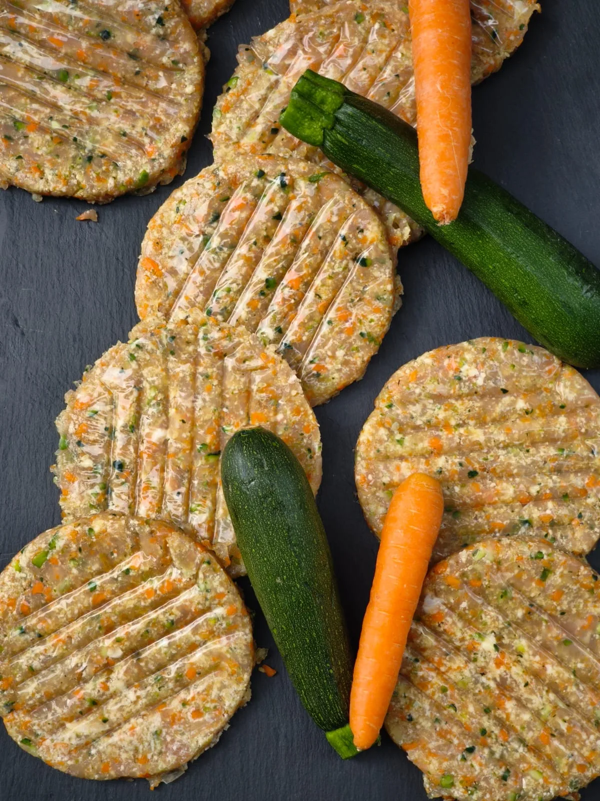 Burger di pollo con carote e zucchine