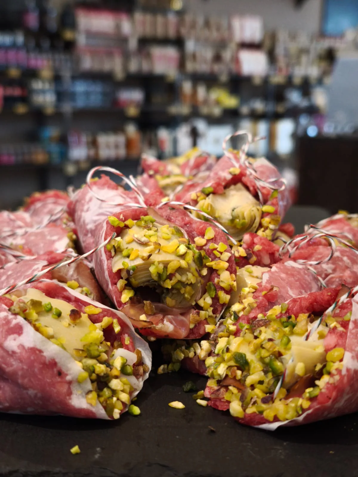 Cannoli di scottona con speck, carciofi e pistacchio