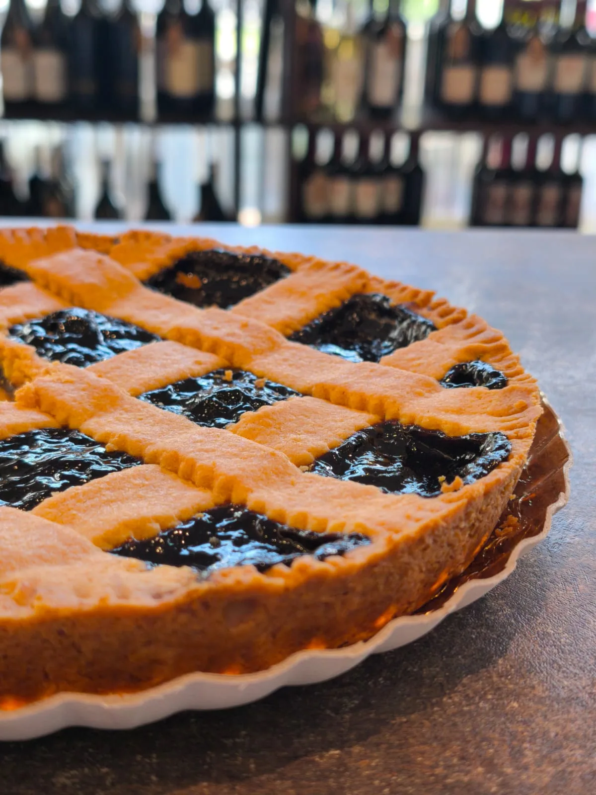 Crostata con decorazione a intreccio sul banco KZero