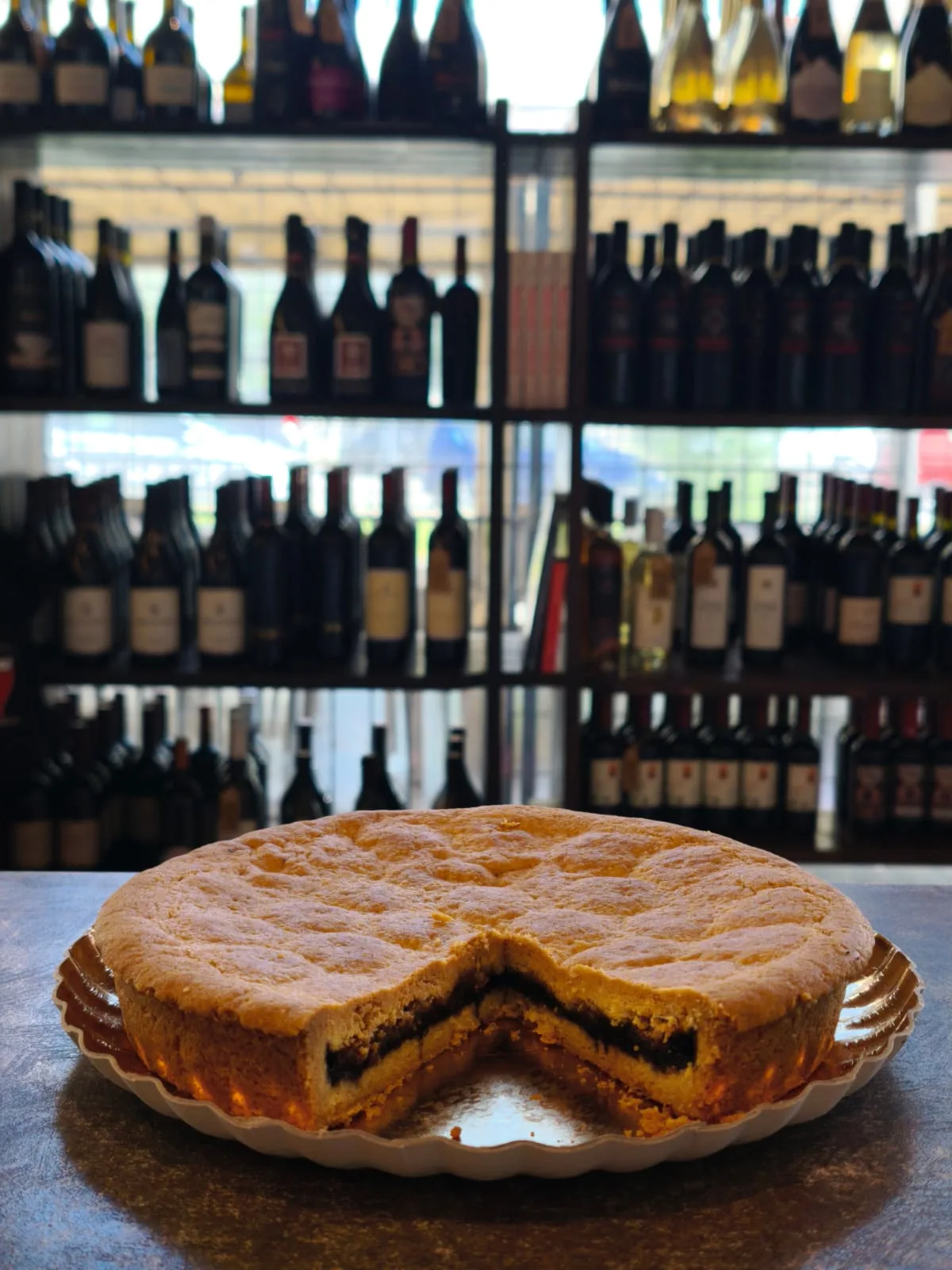 Torta ripiena con una fetta tagliata, sul banco KZero