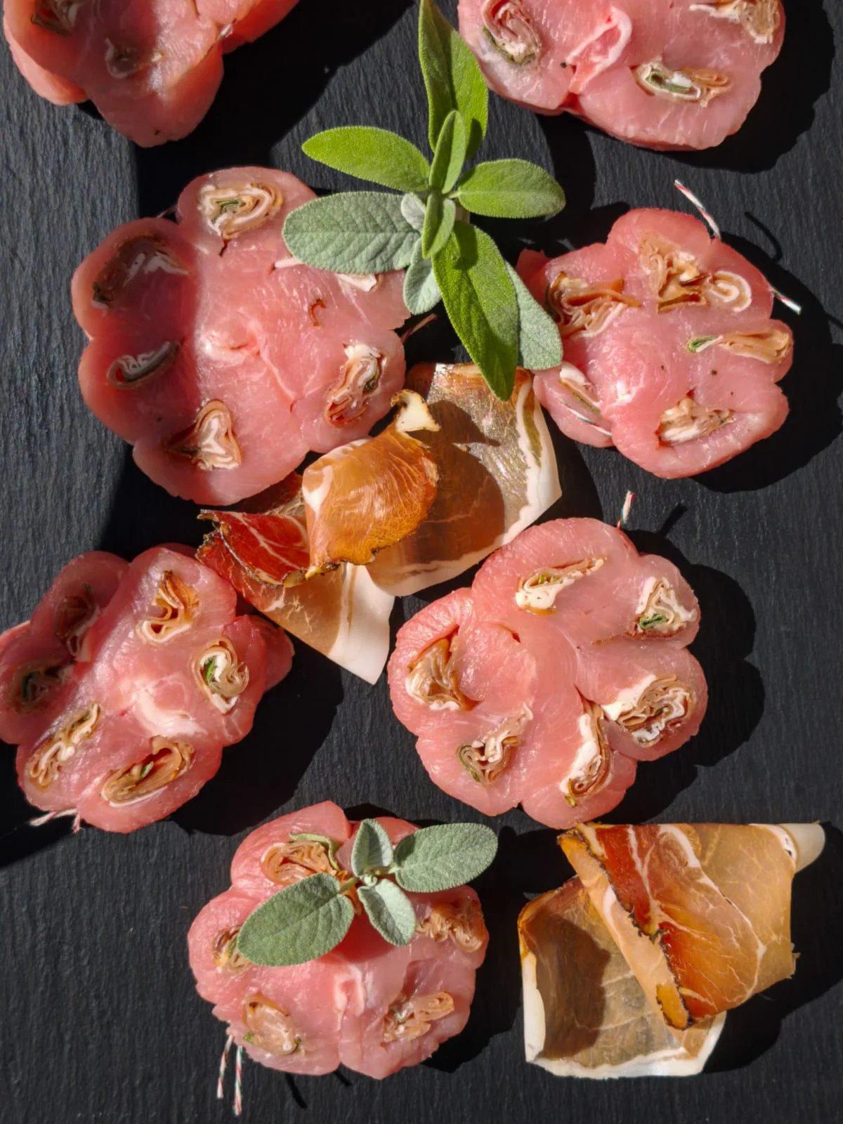 Margherite di lonza di maiale con speck e salvia