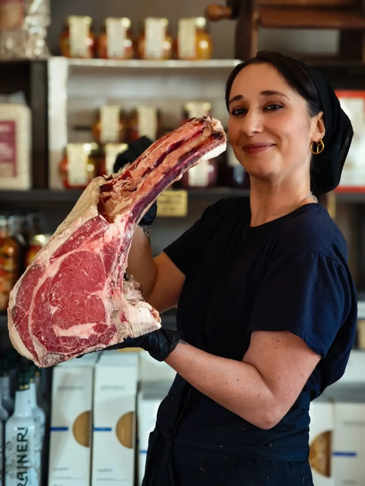 Una persona dello staff KZero presenta un taglio di carne