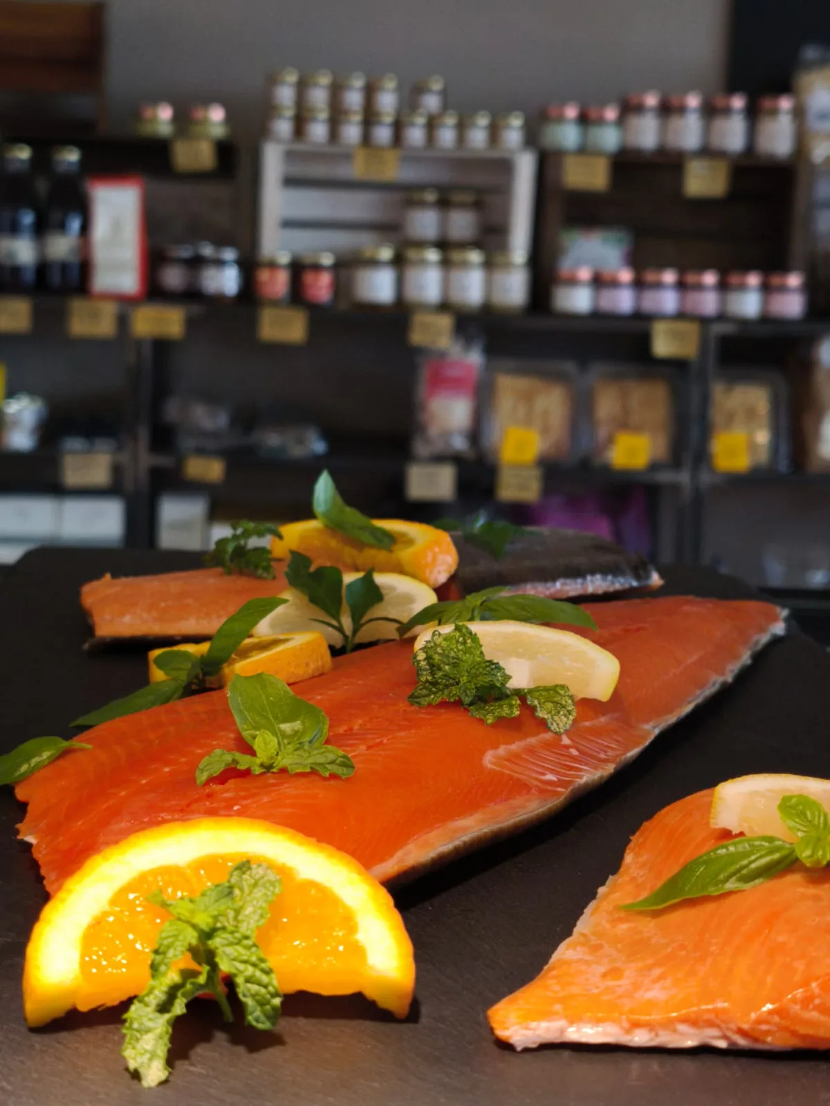Filetti di pesce con agrumi ed erbe aromatiche, sul banco di KZero