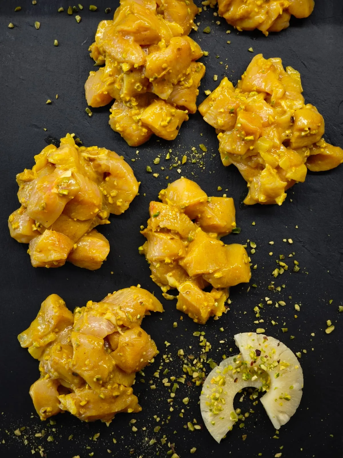 Bocconcini di pollo marinati con curcuma, ananas e pistacchio