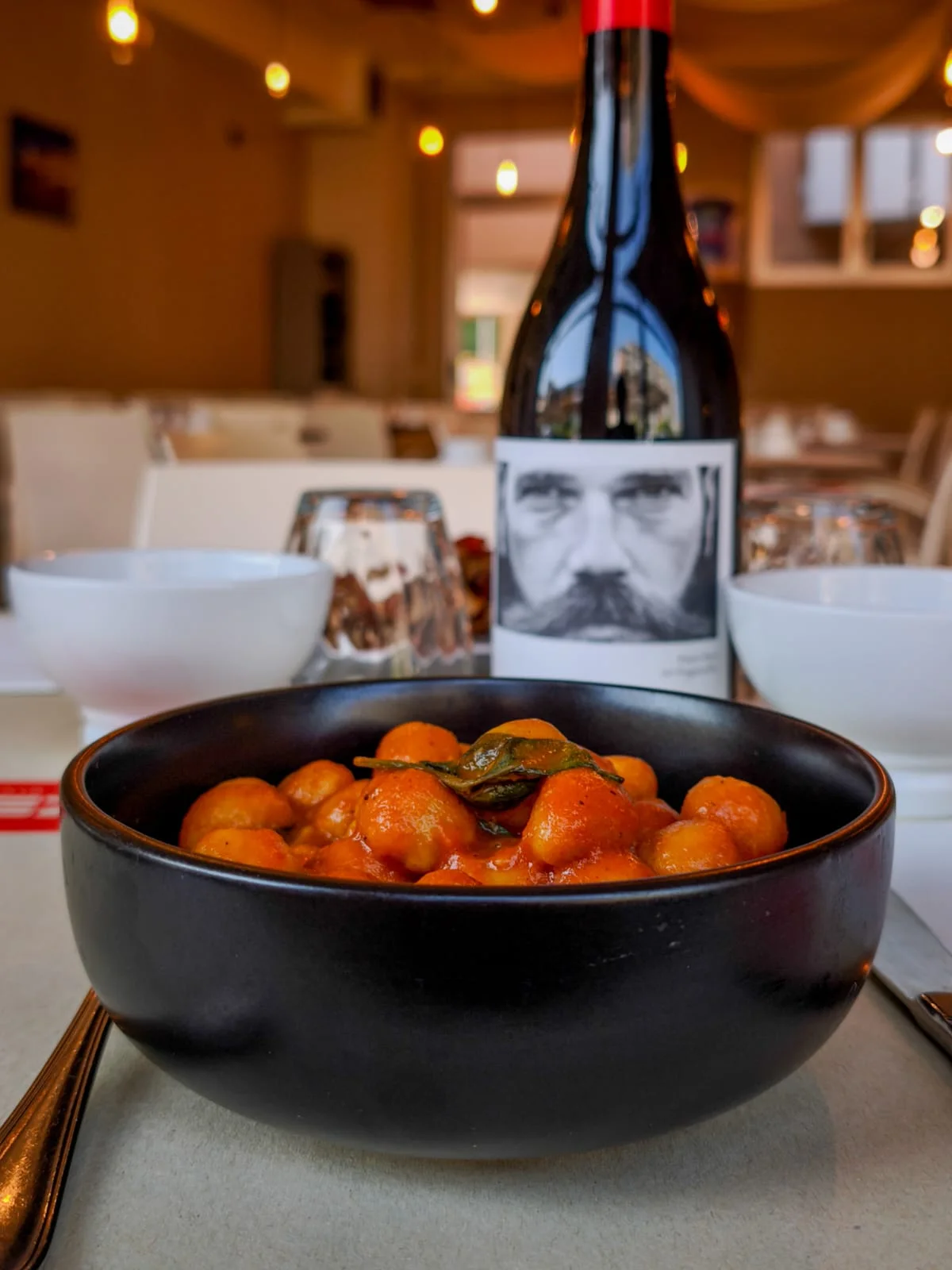 Un piatto al sugo servito nella sala del ristorante KZero