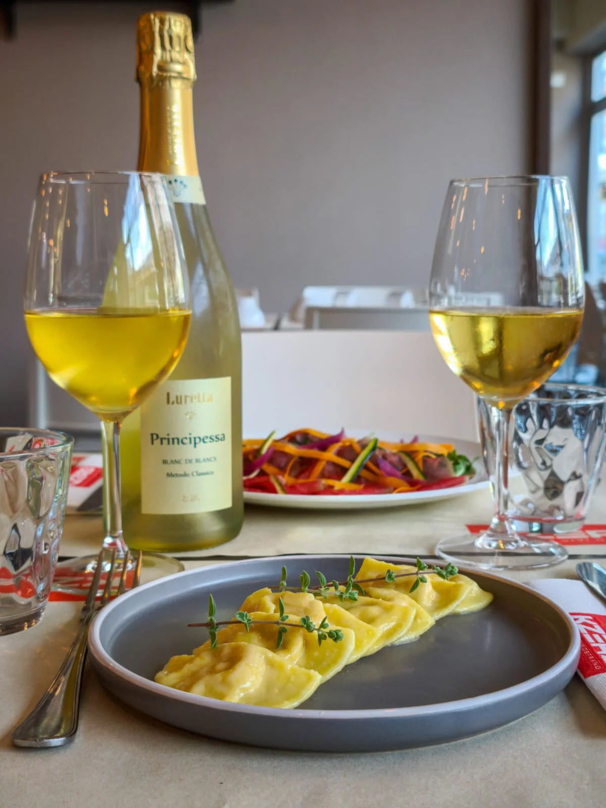 Pasta ripiena e vino bianco alla tavola di KZero