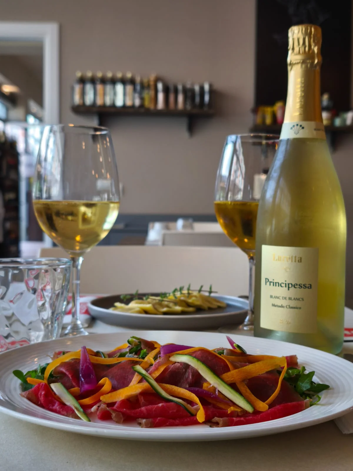Verdure colorate e vino bianco al ristorante KZero