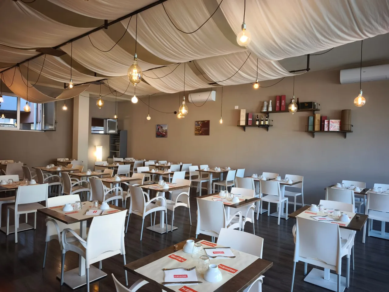 La sala del ristorante KZero con i tavoli apparecchiati
