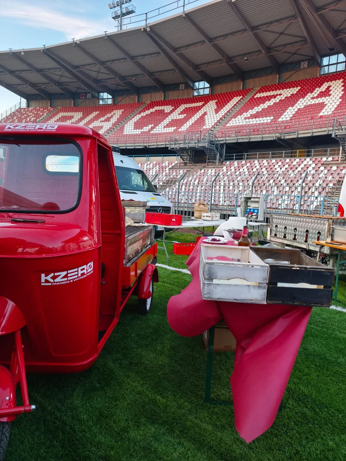 L’allestimento street food KZero allo stadio di Piacenza