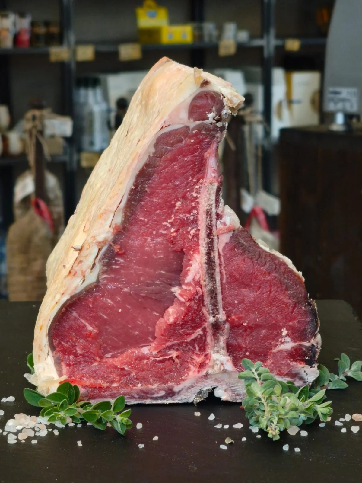 Taglio di carne con osso presentato al banco