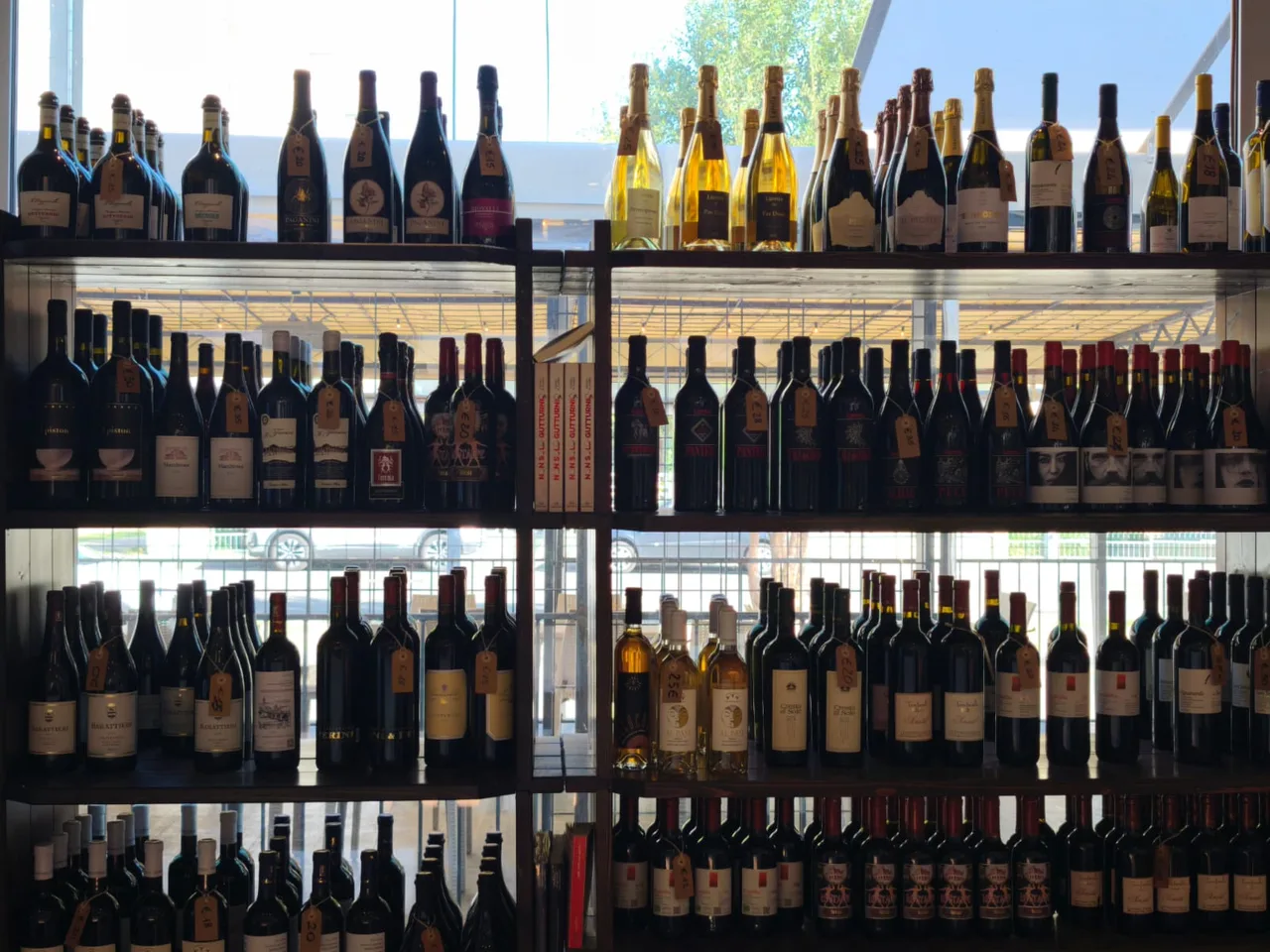 Bottiglie di vino esposte nel negozio KZero