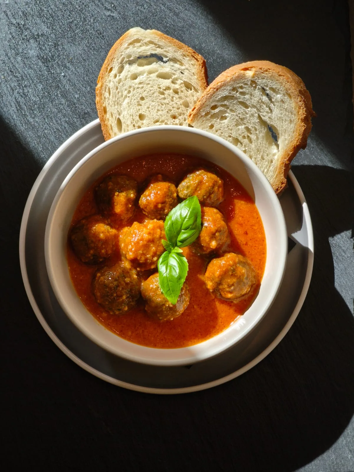Polpette al sugo servite con fette di pane